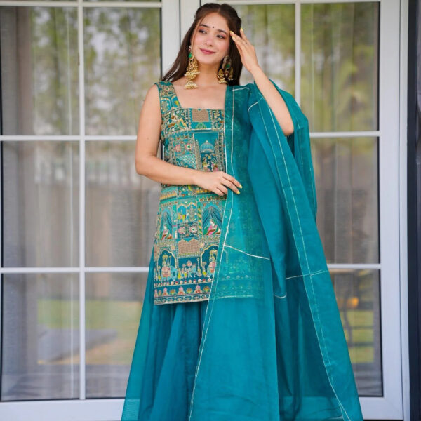 Aavya Embroidered Kurta Set